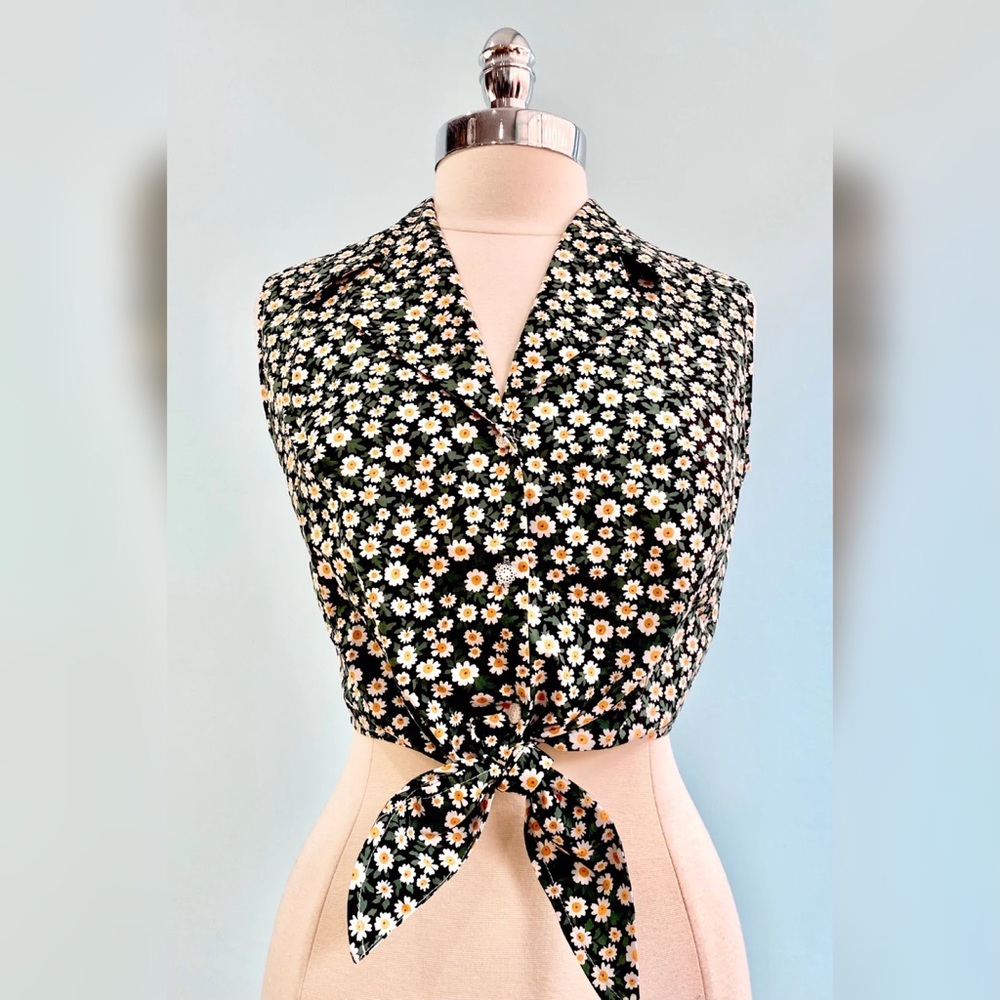 Banned Retro Cropped Tie Up Black Daisy Sleeveless Blouse